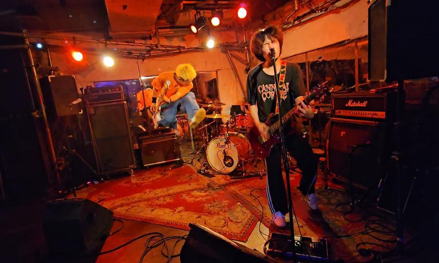 ジャンプ自慢
脳みそ小学生やから高く飛べる人がかっこいいと思ってる
まだ高く飛びたい