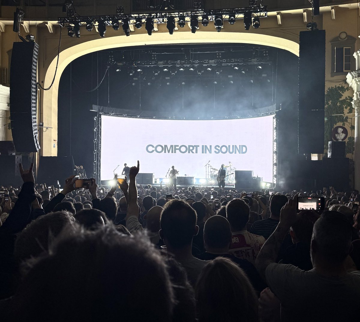 manoghosts's tweet image. 23 (?!) years of Feeder’s ‘Comfort in Sound.’ Clearly a mistake but clearly still the best - and Grant Nicholls is clearly a vampire 

#feeder #brixtonacademy