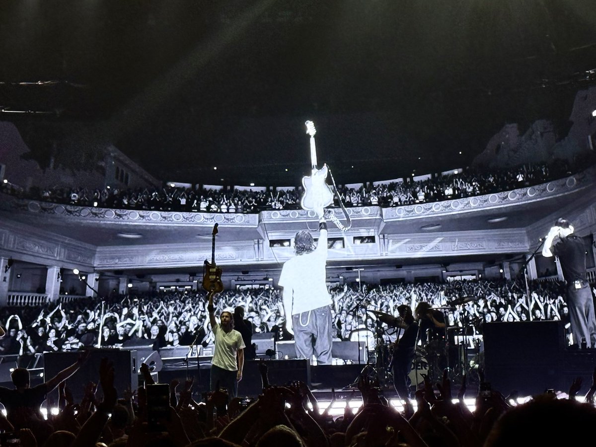 manoghosts's tweet image. 23 (?!) years of Feeder’s ‘Comfort in Sound.’ Clearly a mistake but clearly still the best - and Grant Nicholls is clearly a vampire 

#feeder #brixtonacademy