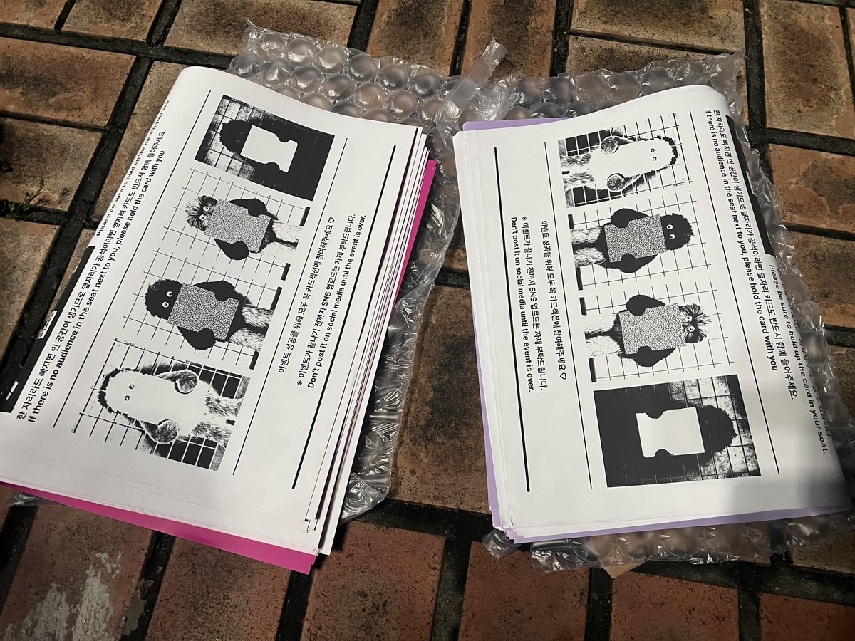 support4key's tweet image. 📢📢
2-5 게이트 앞에서 카드섹션 여분 나눔합니다💜🩷
많은 분들이 가져가실 수 있게 색깔별로 1장씩 만 가져가주세요!