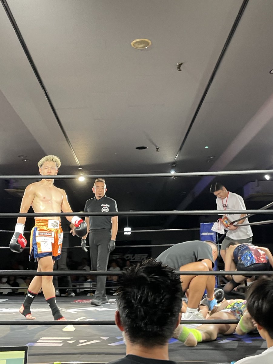 Executioner893's tweet photo. 第5試合 -58kg契約3分3R 杉山豪基（Realiser新宿/Neo Ninja）vs横山みさと（MY GYM）、杉山選手の2R KO勝ち。見事過ぎるパンチで横山選手を撃ち抜き3ダウンを奪取！衝撃決着！まるで達人のようだった！杉山選手は忍者の末裔か！
#KROSSOVER32 https://t.co/6zmborGmpa