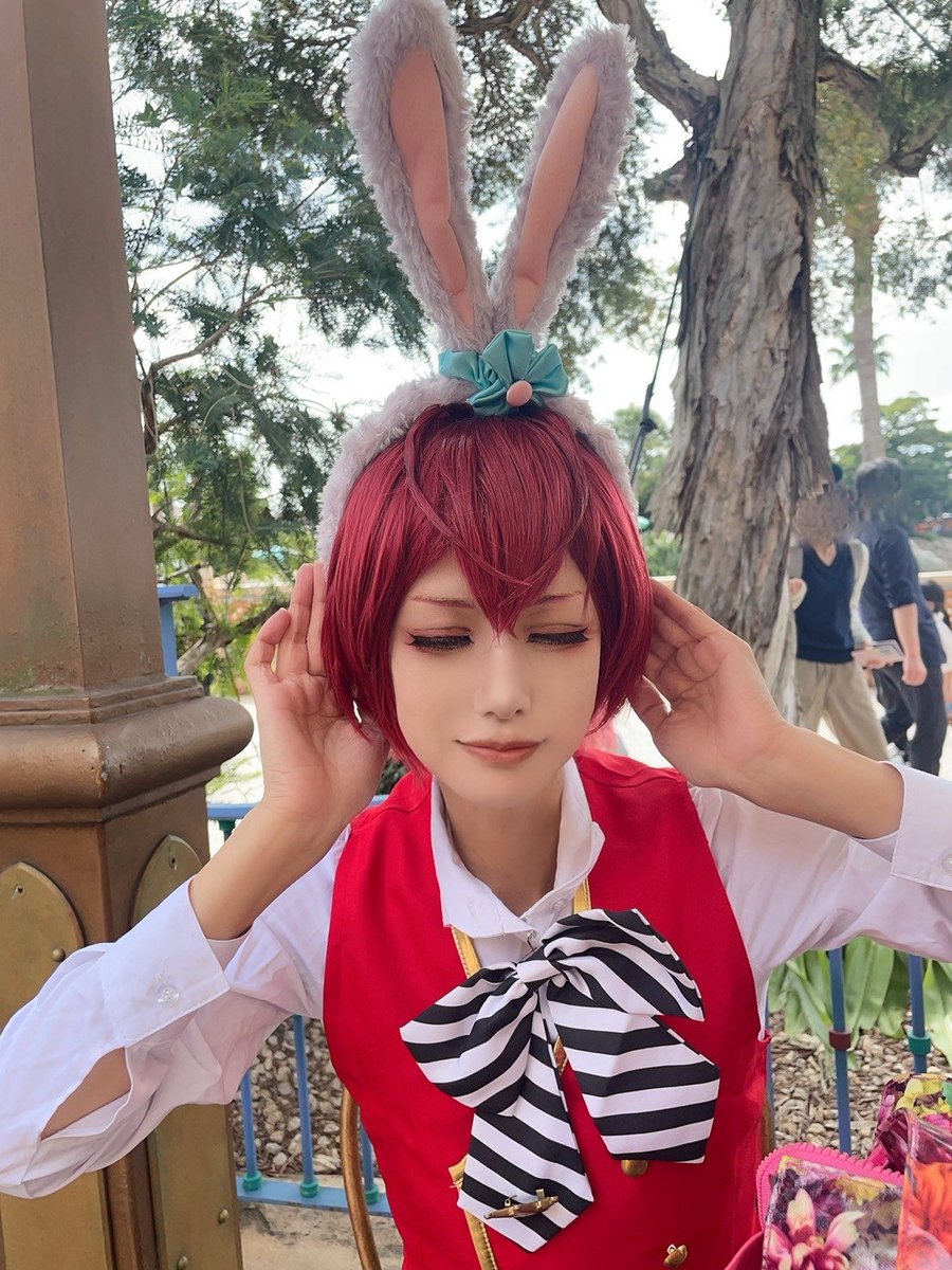そんなわけで
修羅場の合間に楽しんできました🎃
綾さんありがとー！！！
(推し🐰の耳でご満悦りどるくん)

#Dハロ仮装2025 #Dハロツイステ