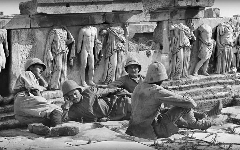 Soldats français en 1917, à Athènes, dans le théâtre de Dionysos, berceau  du théâtre antique et de la tragédie grecque,  sur la colline de l'Acropole.