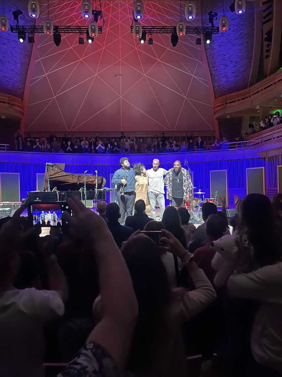 Amazing performance by Hiromi’s Sonicwonder last night… <a href="/hiromispark/">上原ひろみスタッフ</a> and her band received so many well-deserved standing ovations.