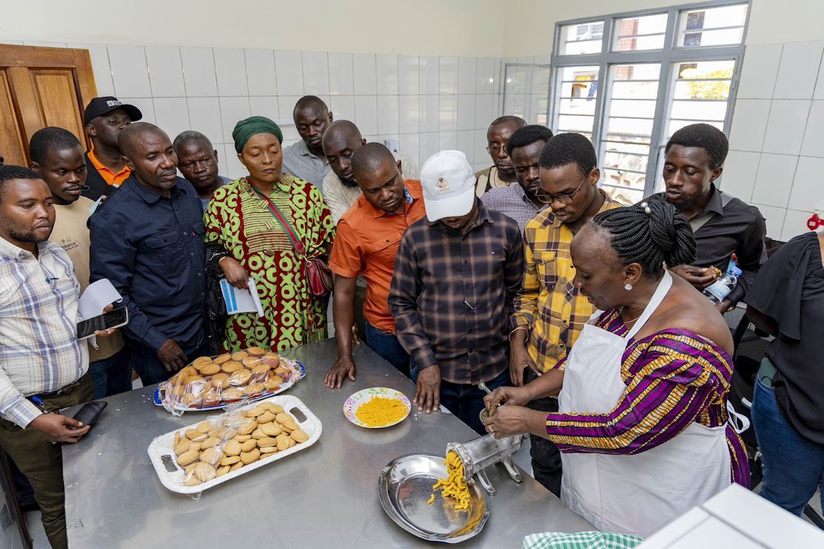 CipotatoRW's tweet image. #VitaminA rich #OFSP processing took center stage! Participants tasted and learnt how to turn #OFSP into numerous nutritious and appetising products and pledged to apply these technologies in #EasternDRC.