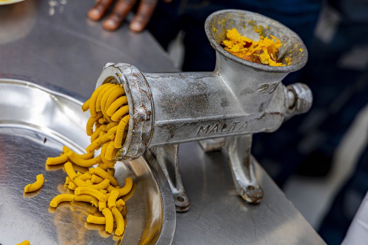 CipotatoRW's tweet image. #VitaminA rich #OFSP processing took center stage! Participants tasted and learnt how to turn #OFSP into numerous nutritious and appetising products and pledged to apply these technologies in #EasternDRC.