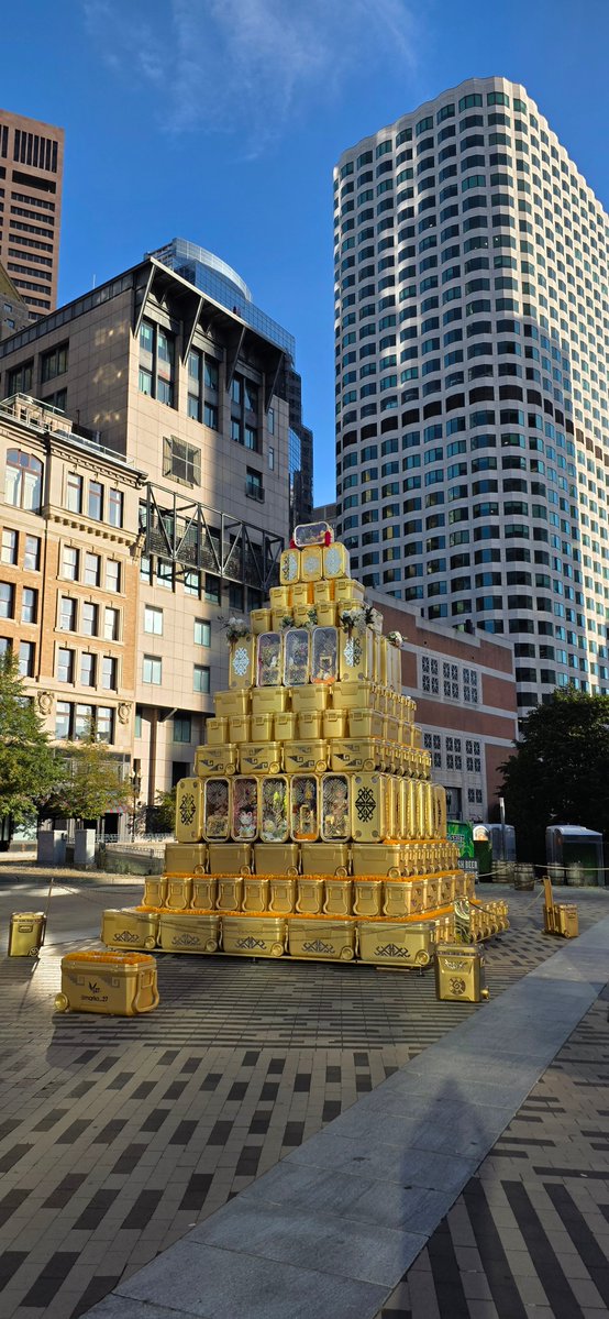 OnlyInBOS's tweet image. New public art in Boston: Elevar La Cultura by Victor ‘Marka27’ Quiñonez.

A sculptural pyramid of coolers, textiles &amp;amp; murals—symbolizing immigrant resilience, street culture and community legacy.

🌆🖌️