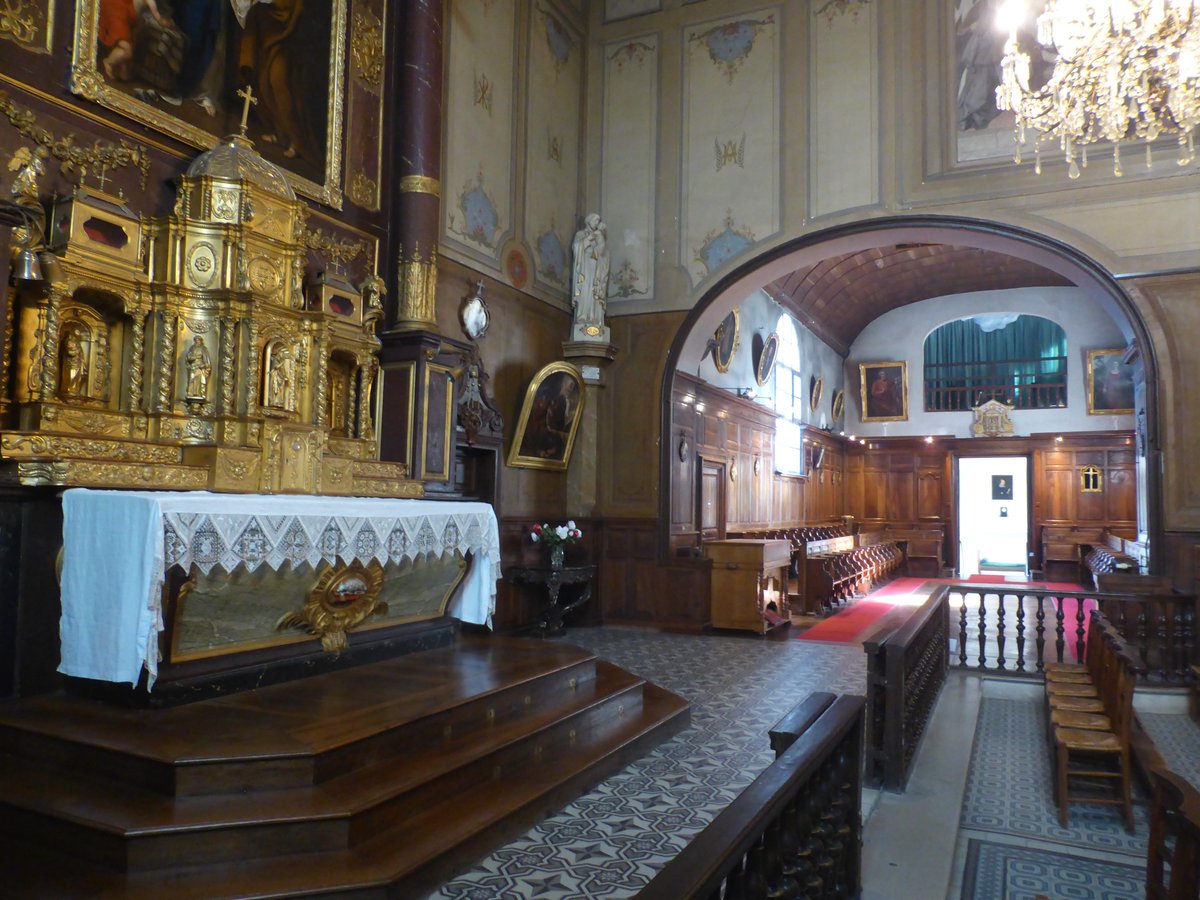 Créé en 1643 par Anne de Melun (1619-79), princesse des Flandres, l’#HôtelDieu de #Baugé-en-#Anjou est un bâtiment exceptionnel : une #apothicairerie XVIIe unique en France, une seconde XIXe remarquable, une superbe #chapelle #baroque et bien d’autres choses. À ne pas manquer.