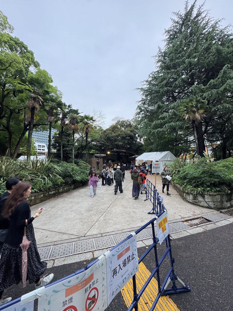 aura0705's tweet photo. アルペジオのラップの乱れた感じ。ぼく旅の返歌ラリー。亀田さんの脳天を突き刺すようなベース。静謐な犬8曲からの屋根を走る仔猫のようにブラついて、あやまちはしない！の3連呼からの流動体の炸裂する狂ったギターソロ。
93年の野音、94年の色褪せたLIFE、24年の真新しいLIFE。#日比谷野音の小沢健二 https://t.co/UemC69VRtI