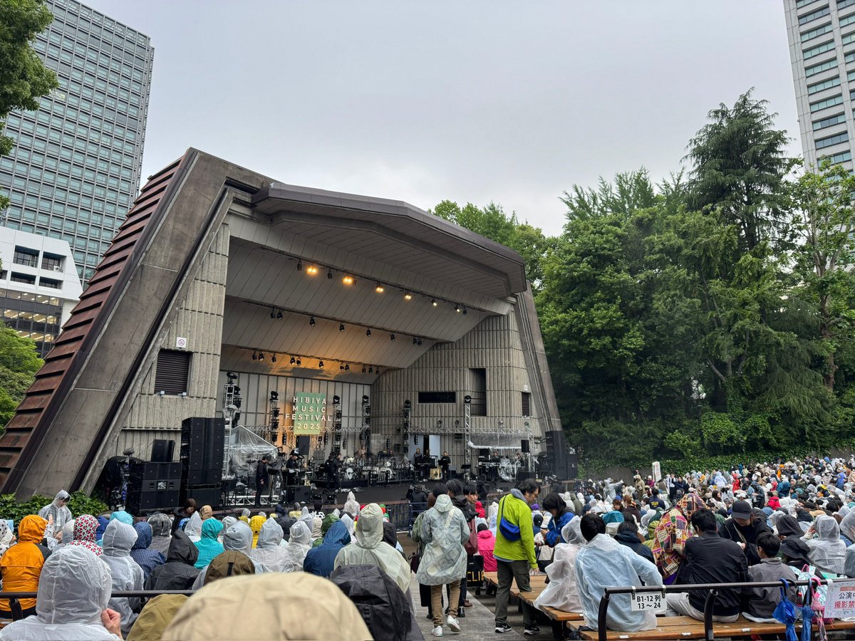 aura0705's tweet photo. アルペジオのラップの乱れた感じ。ぼく旅の返歌ラリー。亀田さんの脳天を突き刺すようなベース。静謐な犬8曲からの屋根を走る仔猫のようにブラついて、あやまちはしない！の3連呼からの流動体の炸裂する狂ったギターソロ。
93年の野音、94年の色褪せたLIFE、24年の真新しいLIFE。#日比谷野音の小沢健二 https://t.co/UemC69VRtI