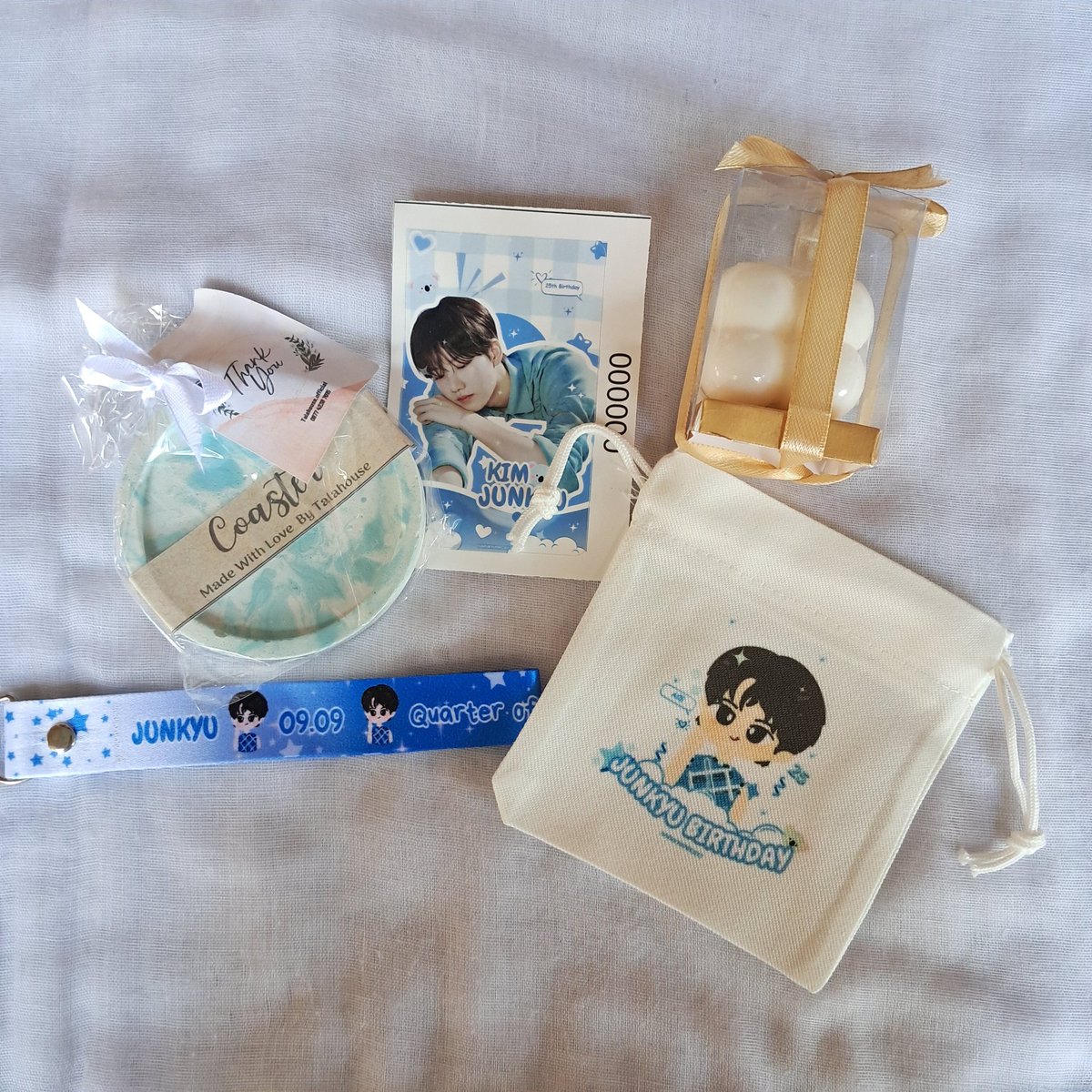 happy mails~

freebies from <a href="/HARUKYUPROJECT/">HARUKYU PROJECT</a> thank you so much kakaak admin, freebiesnya lucu-lucu dan berguna semua, aku suka sekaliiii❤️❤️❤️