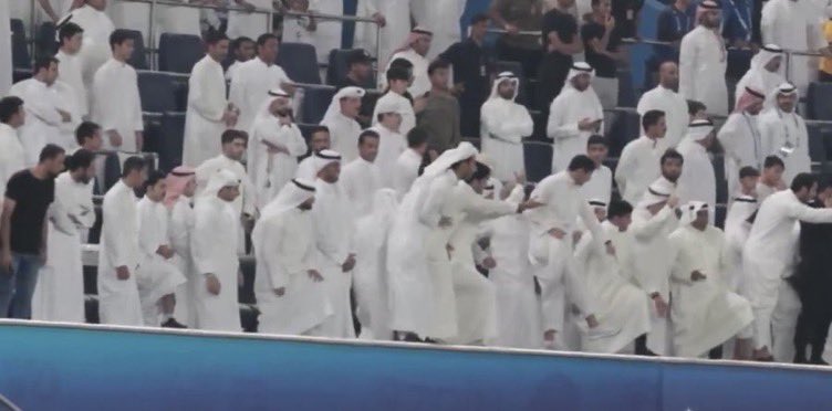 مقارنه بالصور من المدرجات بالسبعينات والثمانينات 
مع الصور في المدرجات عام ٢٠٢٥ 
فرق شاسع 

وصدق الشاعر فهد بورسلى رحمه الله قال

راحت رجال تنطح الدروازه
 جتنا رجال المطنزه والعازه
جتنا رجال همّها دنيتها برواز 
 مايحوي سوى بروازه

#القادسية_الكويت 
#إتحاد_كرة_القدم 
#هيئة_الرياضه