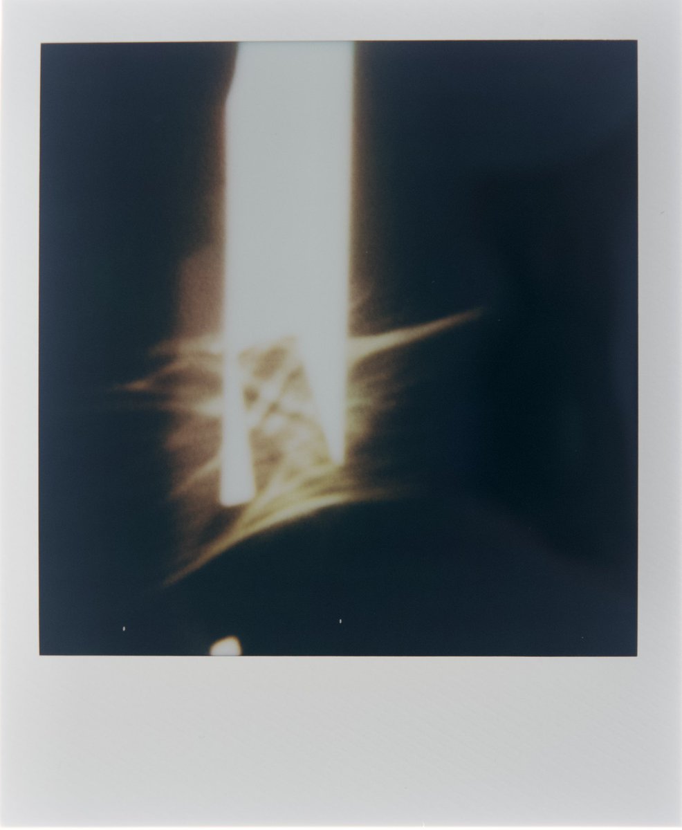 cap_terminal_'s tweet photo. 便に写った光が、どこか記憶の奥を照らすようでした。
その断片を2026年1月に神戸の展示に出します。 https://t.co/JMTGXuNuIS
