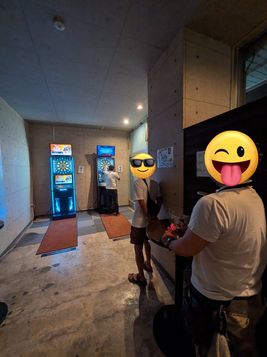 昨夜の防犯カメラで盗撮されたと疑われた写真と久しぶりにダーツした写真。