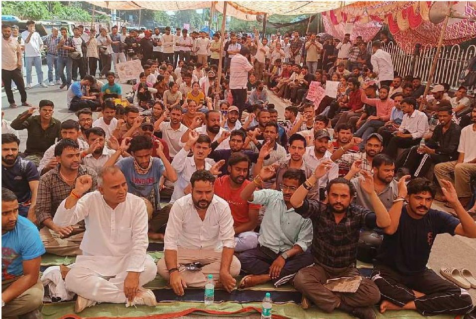 geoajeet's tweet image. उत्तराखंड में युवा आक्रोश सड़कों पर है। पेपर लीक के खिलाफ यह गुस्सा काफी समय से पनप रहा था। इसे अब नेतृत्व मिल गया है। 

सोचिए, जो सरकार सोनम वांगचुक जैसे सम्मानित व्यक्ति देशद्रोही बताकर जेल में डाल सकती है, वो इन आंदोलनकारी युवाओं के खिलाफ कितना दुष्प्रचार कर रही होगी!