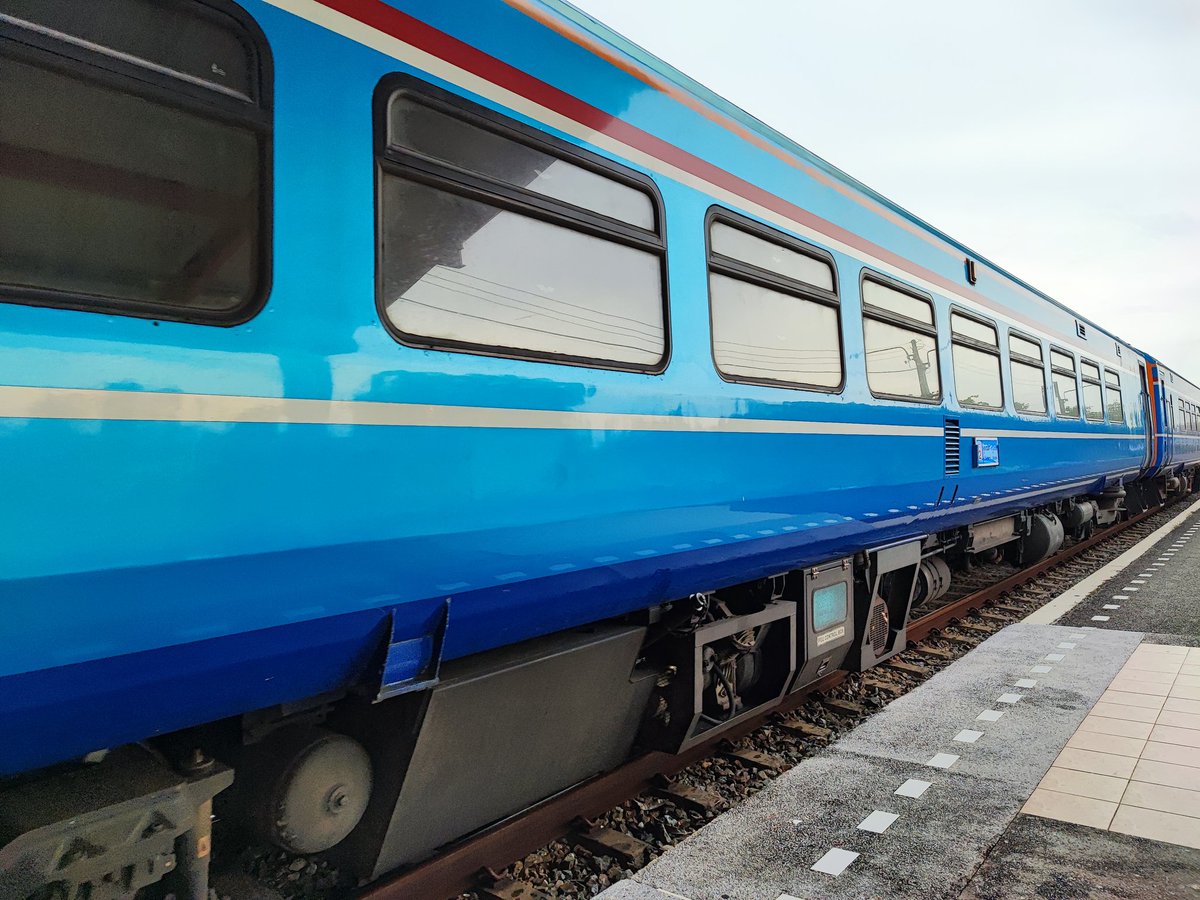 PiPiPiPi01234's tweet image. 今月🇹🇭
パタヤからバンコクまで、休日のみ1往復運行のエアコン付気動車快速（指定席）に乗車。

もうこの運用しか入っていない❓️🇬🇧製特急車両。

内装こそくたびれているが、外装はピカピカ✨️

タイ国鉄は今年初利用、5月は非冷房普通列車、今月はこちら。