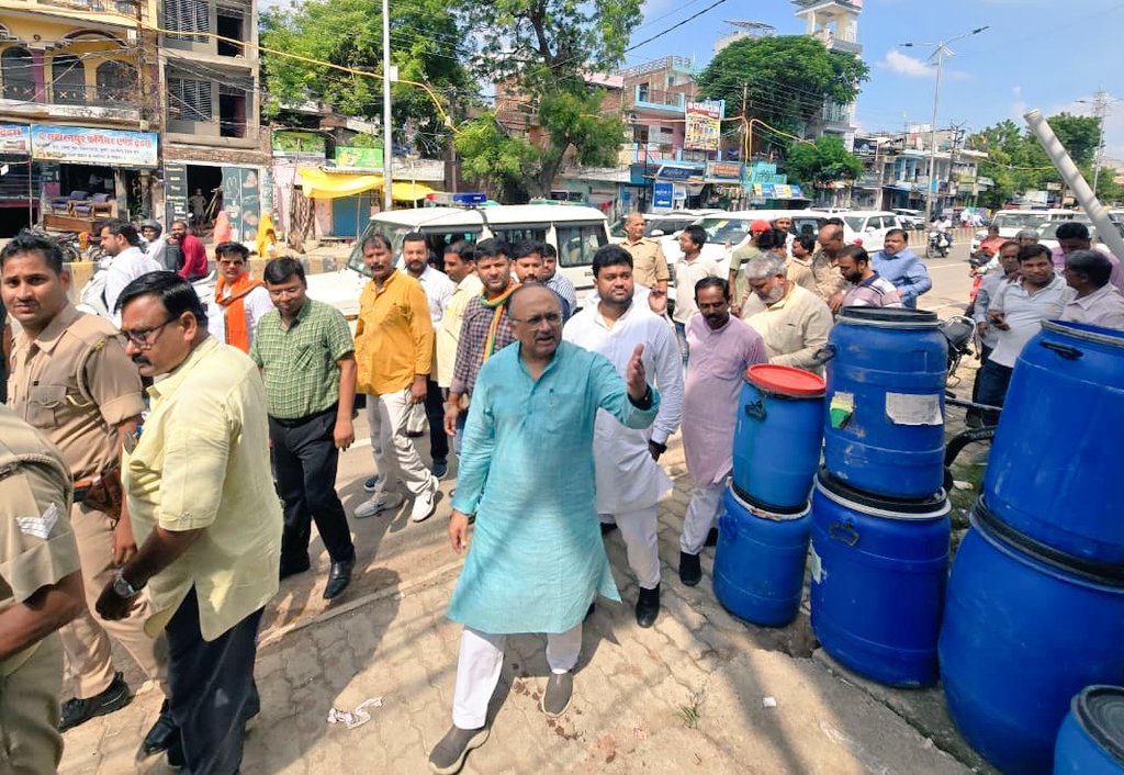 SidharthNSingh's tweet image. अपनी विधानसभा शहर पश्चिमी, प्रयागराज के मुण्डेरा चुंगी में #GSTReform जागरूकता अभियान के अन्तर्गत क्षेत्र के व्यापारियों, वेंडर्स एवं उपभोक्ताओं से संवाद किया। 

इस दौरान नए जीएसटी सुधारों से होने वाले लाभ, पारदर्शिता व सुविधा पर प्रकाश डाला और सभी को सरकार की इस पहल का लाभ उठाने…