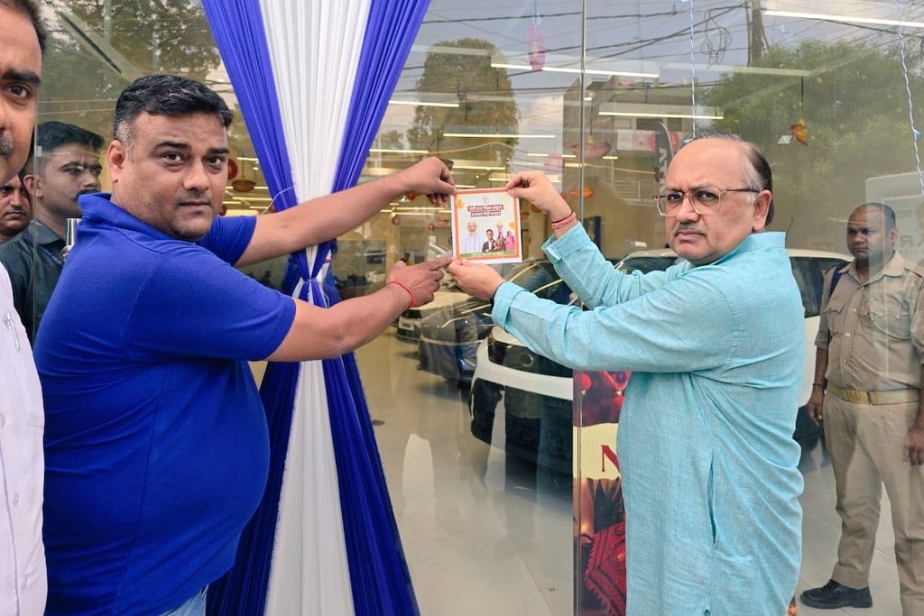 SidharthNSingh's tweet image. अपनी विधानसभा शहर पश्चिमी, प्रयागराज के मुण्डेरा चुंगी में #GSTReform जागरूकता अभियान के अन्तर्गत क्षेत्र के व्यापारियों, वेंडर्स एवं उपभोक्ताओं से संवाद किया। 

इस दौरान नए जीएसटी सुधारों से होने वाले लाभ, पारदर्शिता व सुविधा पर प्रकाश डाला और सभी को सरकार की इस पहल का लाभ उठाने…