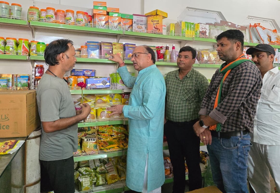 SidharthNSingh's tweet image. अपनी विधानसभा शहर पश्चिमी, प्रयागराज के मुण्डेरा चुंगी में #GSTReform जागरूकता अभियान के अन्तर्गत क्षेत्र के व्यापारियों, वेंडर्स एवं उपभोक्ताओं से संवाद किया। 

इस दौरान नए जीएसटी सुधारों से होने वाले लाभ, पारदर्शिता व सुविधा पर प्रकाश डाला और सभी को सरकार की इस पहल का लाभ उठाने…