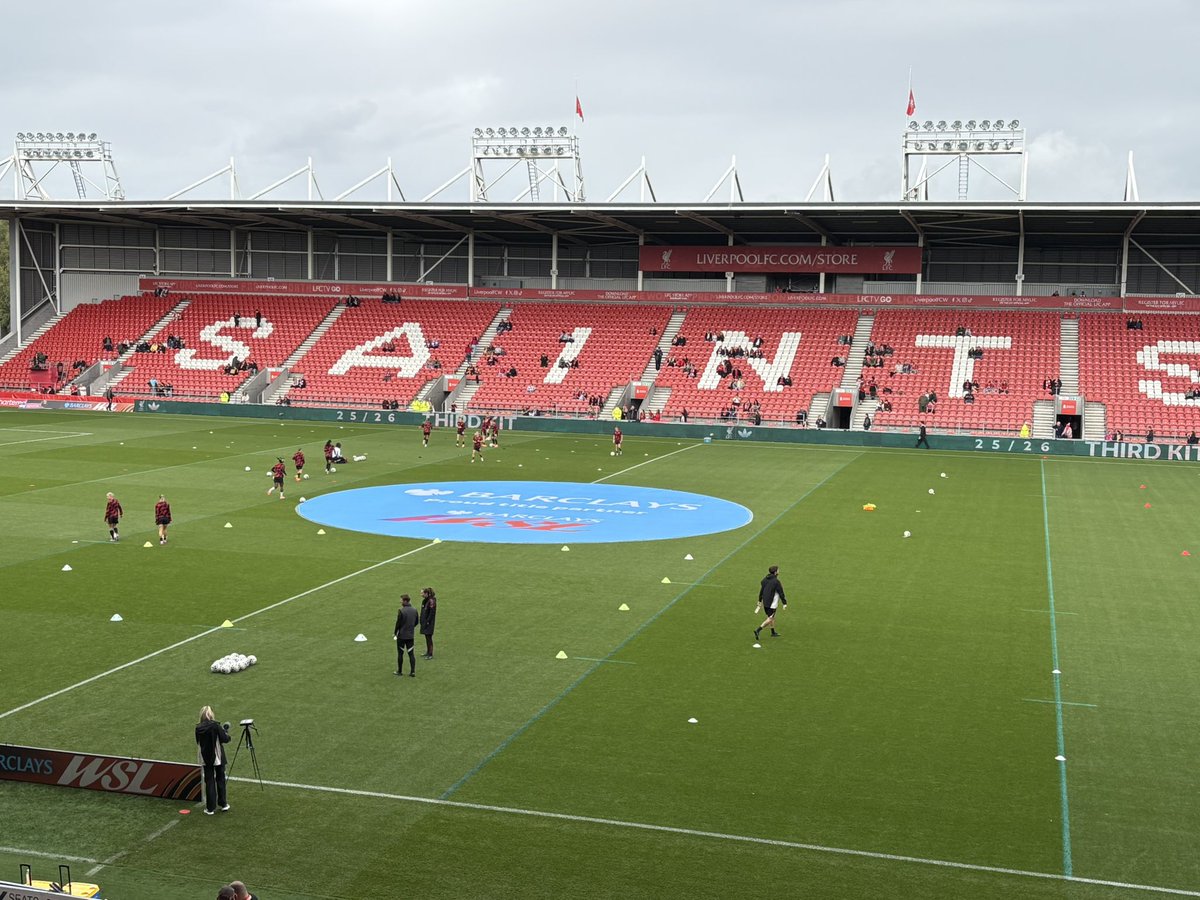 Man Utd out to warm-up in St Helens ⚽️

#MUWomen