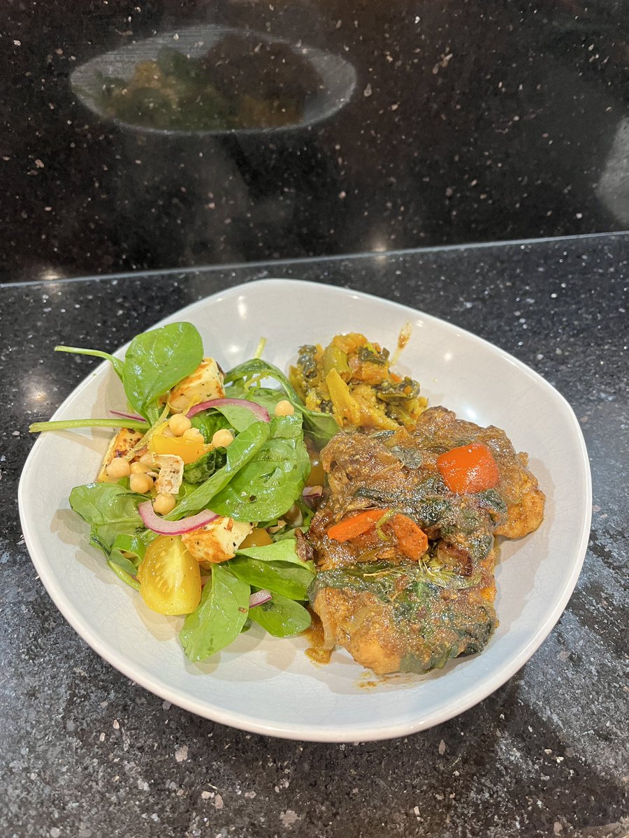 lee_wilkinson2's tweet image. 💥 Curry leaf and ghee fried chicken – one pan for cooking, a little preparation for the spice paste and chicken. Enjoy 😊 
 
🌟💫 Recipe from #MaunikaGowardhan Thali book - vm.tiktok.com/ZNdG1TQro/
 
#WilkoCooks #Homemade #ChickenCurry #IndianSaturday #FYP #TwitterSupperClub