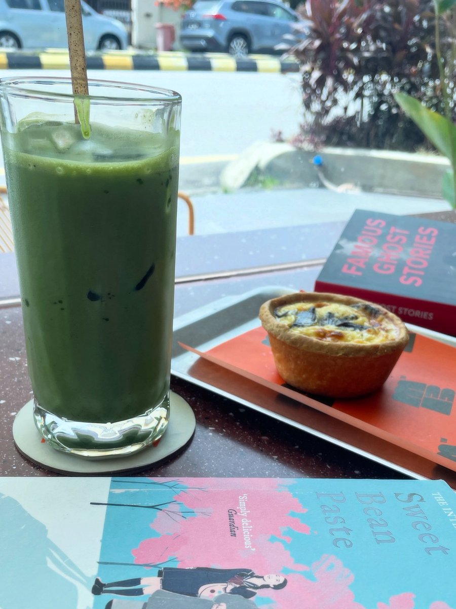 dirrtyterry's tweet photo. Coffee, pastries and book date with mother dearest today. Altho technically im having matcha instead of coffee but it’s the vibes tht matters. 

#bookwormforlife 
#coffeedate ##bookdate
#weekendvibes https://t.co/EhnX47NQBS
