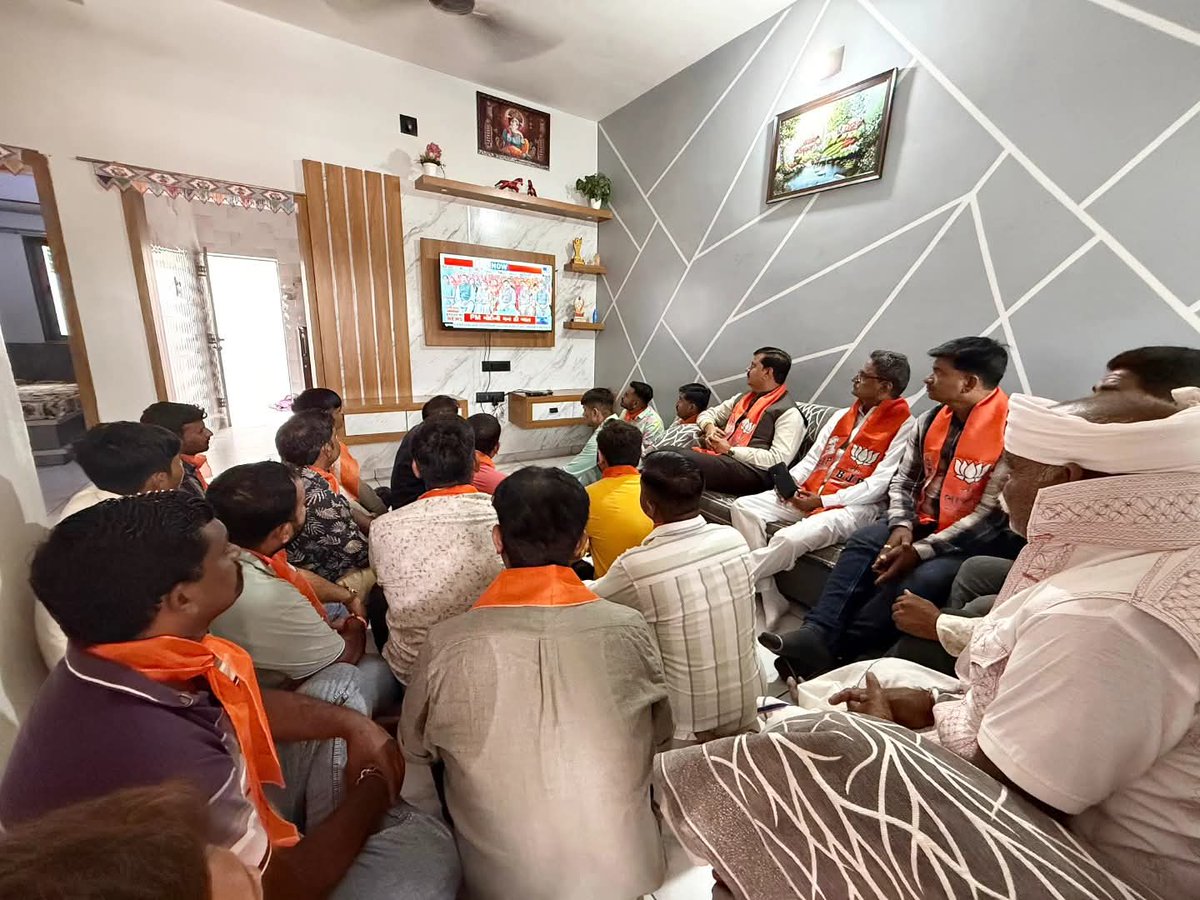 JagdishMakwana_'s tweet photo. જોરાવરનગર શહેરના વોર્ડ નંબર 11ના બુથ નંબર 171 ખાતે ભારતીય જનતા પાર્ટીના કાર્યકર્તા શ્રી મહેશભાઈ મુંધવાના નિવાસ્થાને માનનીય વડાપ્રધાન શ્રી @narendramodi સાહેબના "મન કી બાત" કાર્યક્રમને રાજકીય મહાનુભાવો, સંગઠનના હોદ્દેદારો અને કાર્યકર્તાઓ સાથે નિહાળી, માર્ગદર્શન મેળવ્યું. https://t.co/qyz85cTfci