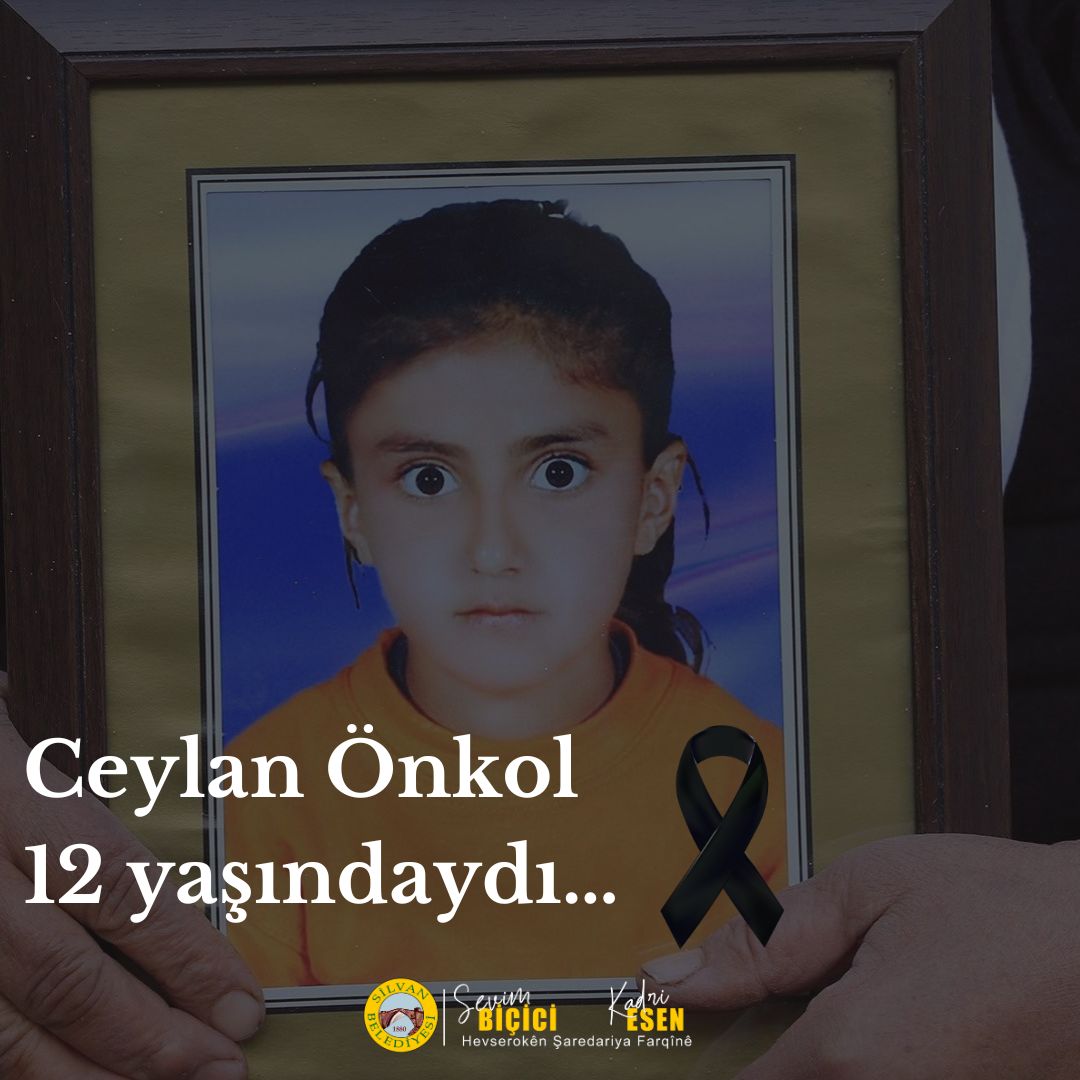 🕊 Ceylan Onkol 12 salî bû…

Di 28’ê Îlona 2009’an de li navçeya Licê ya Amedê dema pez diçêrand, ji ber topa hawanê ya ji qereqolê hatibû avêtin jiyana xwe ji dest da.  Bêcezakirin û xemsariya li hemberî sûcên li dijî zarokan weke gelek zarokên kurd dawî li jiyana Ceylan jî