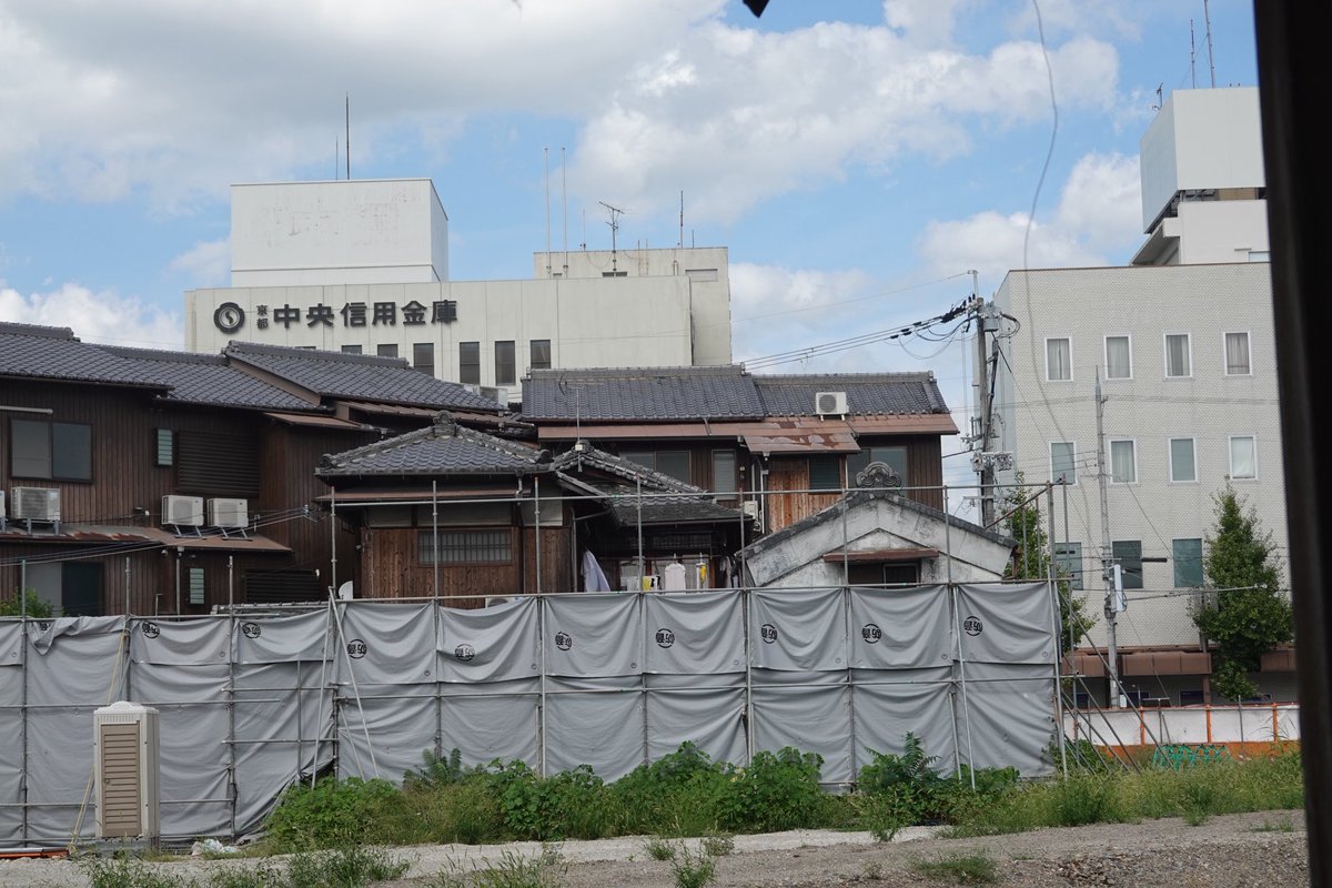 河原町今出川の旧了徳寺が取り壊されて、いかにも雑居ビル然としたこの建物の真の姿(裏側、3、4枚目)が現れてるの面白い
