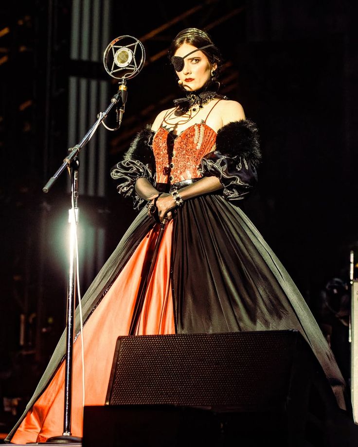 mcrasrocks's tweet photo. this photo of marianne as red hematite in quartz https://t.co/YldnJ7hzvk