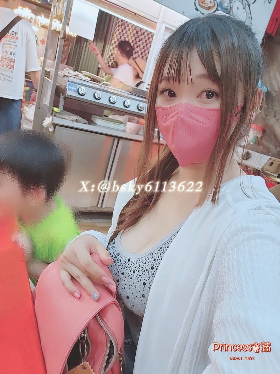 終於來到高雄，好熱好熱
瑞豐夜市逛起來❤️
一樣下面推薦美食😘