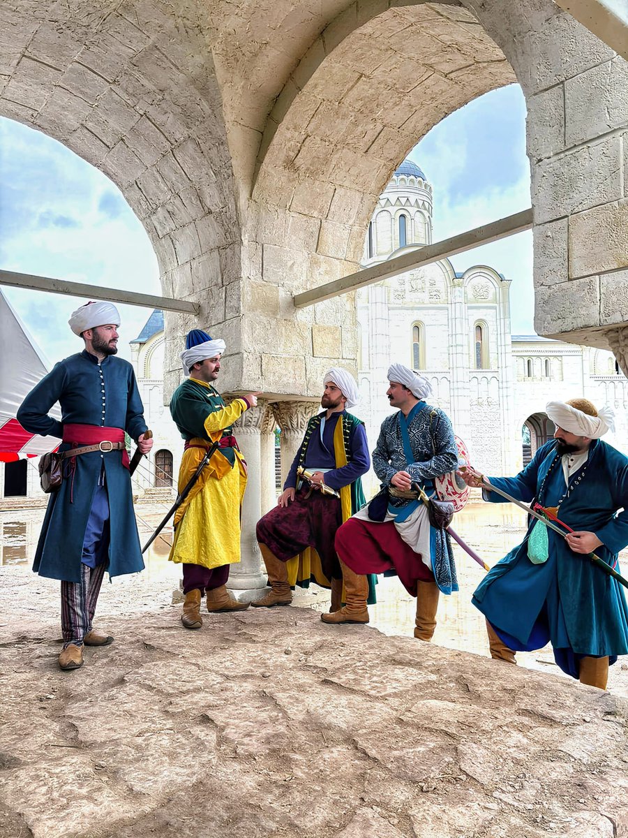 Tarihî dizilerin deri kostüm tahakkümünden kurtulunca Osmanlı askerî canlandırması - 17

Canlandırmacılar (Soldan sağa) 
-Nurettin Can Bodur
-Gökhan Seyfi Er (<a href="/KumantayGiray/">Kumantay Giray</a>)
-Şakir Turan
-Gökhan Kartal (<a href="/gokhankartal43/">Gökhan KARTAL</a>)
-Batuhan Yıldız
<a href="/TheOttomans_/">The Ottomans Historical Reenactment Team</a> 

#tarihicanlandırma