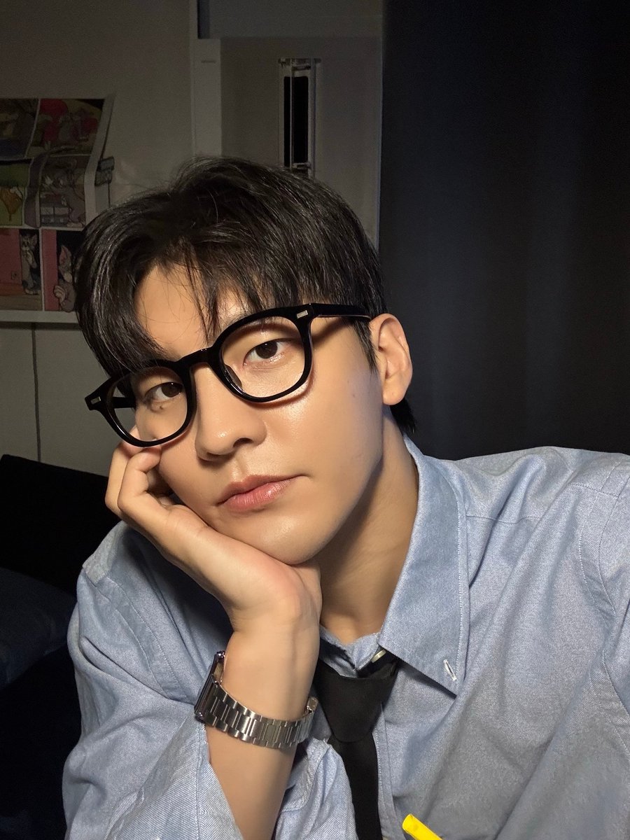 이쁘네 ㅠㅠㅠㅠ 셀카다ㅠㅠㅠ
그런데 셔츠가 광이나네? 조명탓인가 ㅋㅋ
이쁘곤 ㅠㅠㅠㅠ