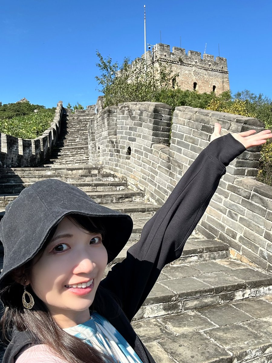 ym417373's tweet photo. 最後は北京🇨🇳
万里の長城に行ってきました☺️
今回の旅先は英語が通じない国ばかりで、わからないなりにも会話を楽しもうと頑張ってたけど、疲れてきて後半は関西弁で適当なこと言ってました🤣
いずれにしてもたくさんの刺激を受け、意欲が湧いてきたので、また来週からフルパワーで働きます💪🔥 https://t.co/4edLghnpUG