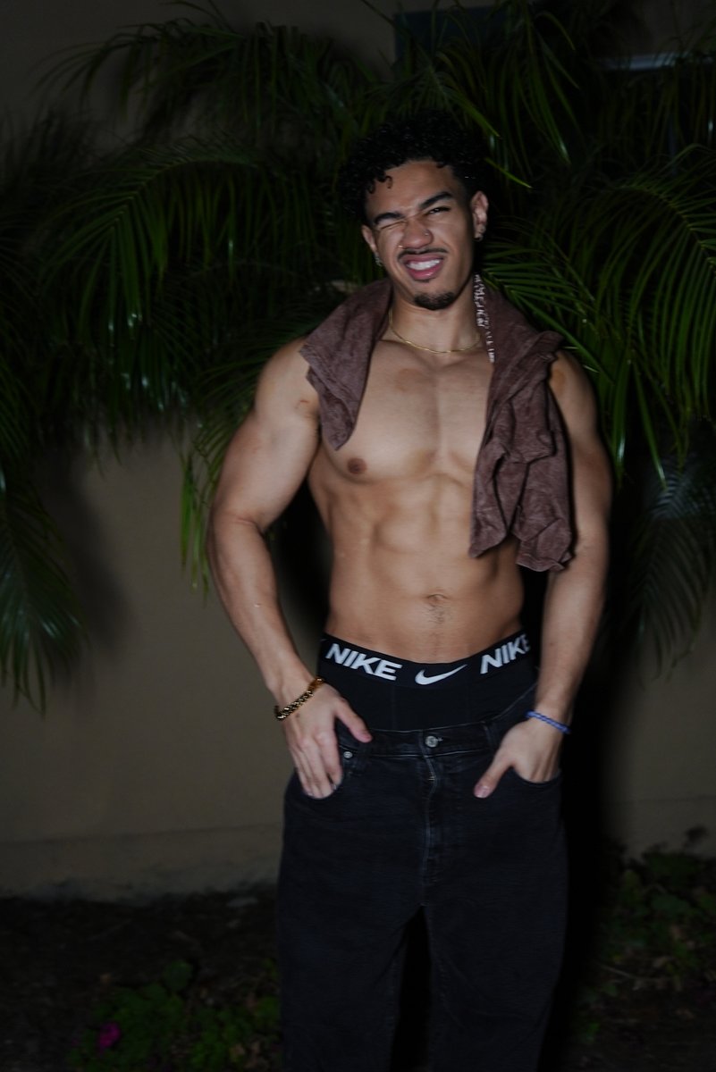 itztyzon's tweet image. y’all not lasting thru this tease