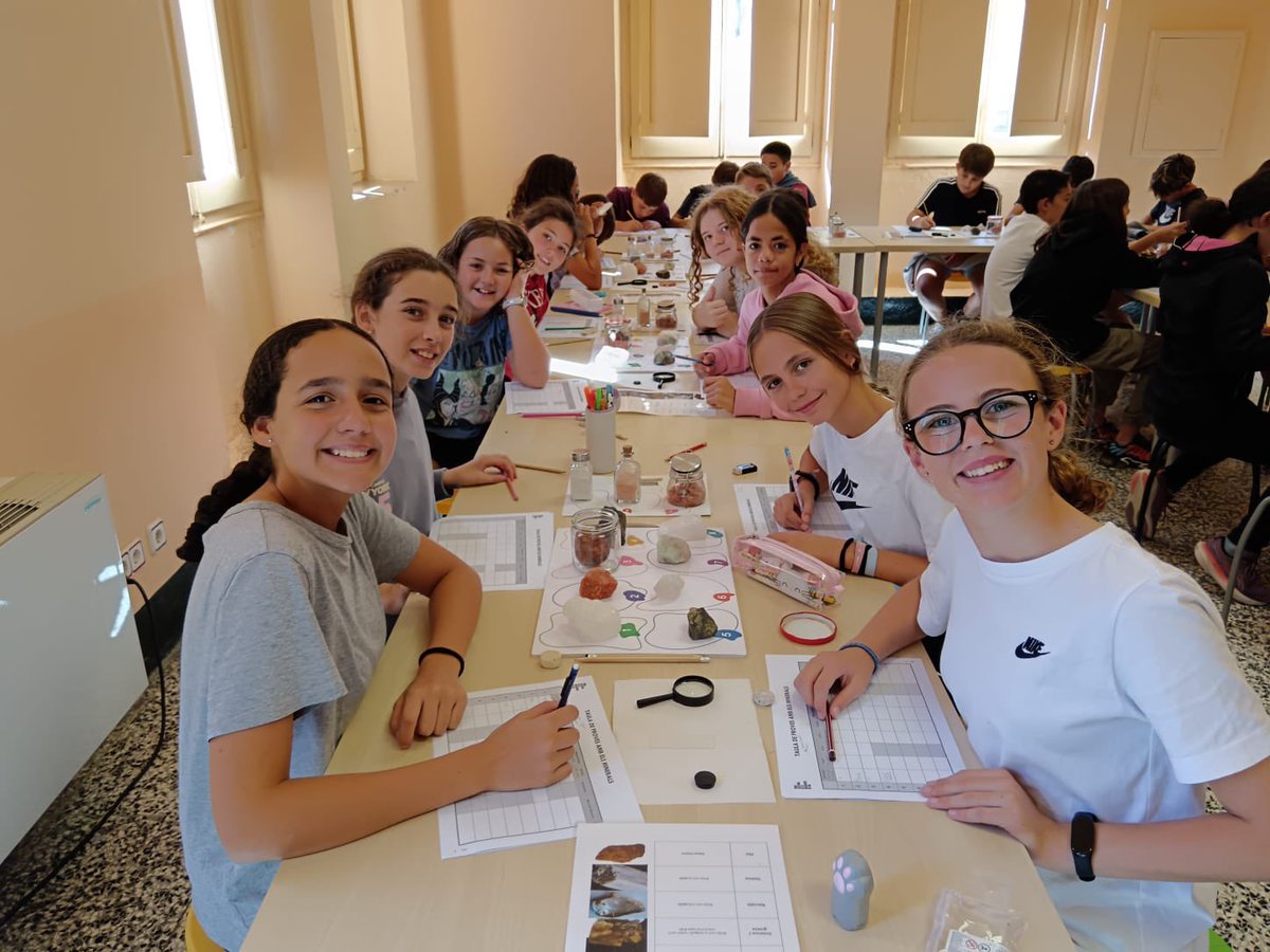 CEM1931's tweet image. |SECUNDÀRIA|

Visitem la Muntanya de Sal de Cardona ⛰️🌱 i participem al taller de minerals on investiguem 🔎 🔬🧪les seves propietats per deduir el seu nom. 1r i 2n d&apos;ESO.

#sortides #educació #aprendre #cardona #sal #secundària