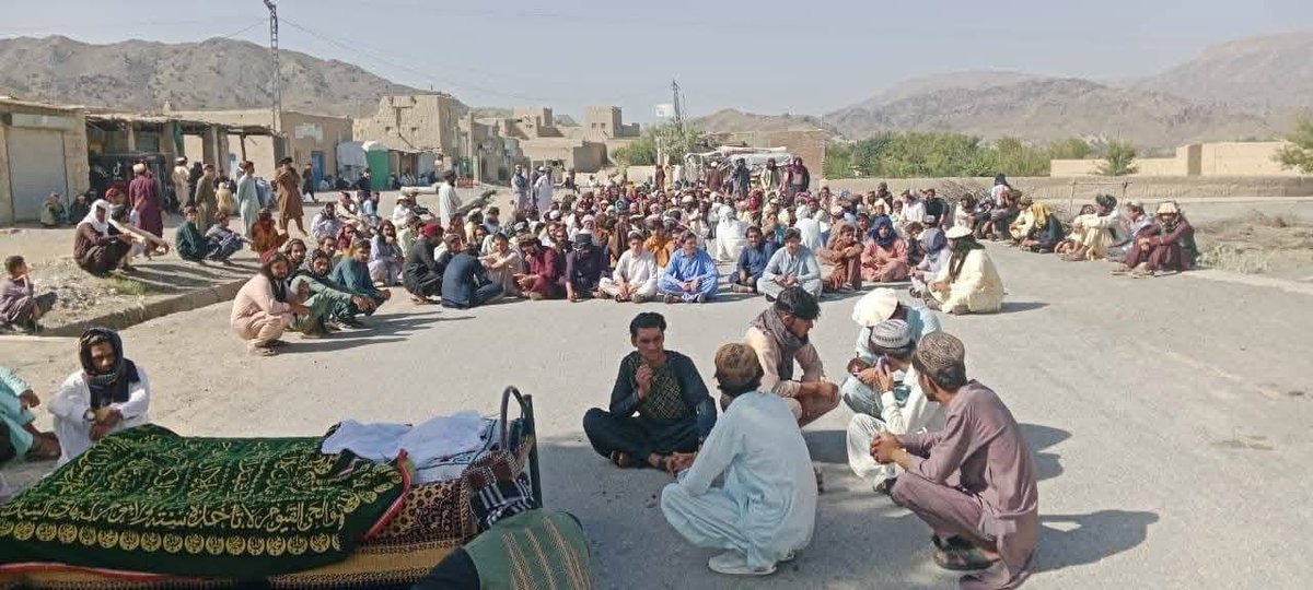 HanifPashteen_'s tweet image. د پښتنو د نسل وژنې په دوام یو وار بیا په شمالي وزیرستان منظرخېلو کې بیګا شپه د وسله والو او فوځ تر منځ نښته کې یو ماشوم په شهادت رسیدلی، د هر جنګ وروسته موږ یوازې پدې خبرېږو چې پښتنو میندو ته یې بیا خپل واړه بچیان شهیدان کړل، هره ورځ پښتانه جنازې پورته کوي خو د افسوس وړ دا ده چې…