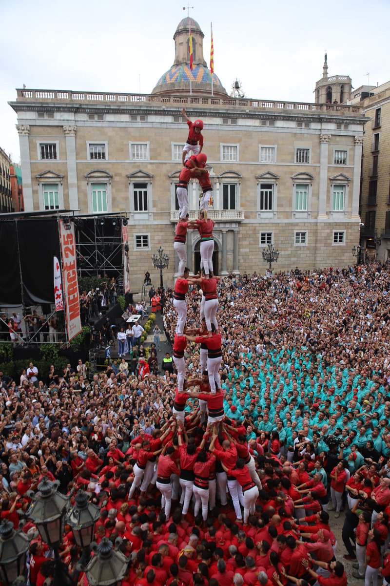Ja som a la Plaça Sant Jaume! A la Diada de La Mercè, a primera ronda, hem descarregat el 3 de 9 amb folre.

📸 Roser Giner

#castells #BateguemPerLaMercè