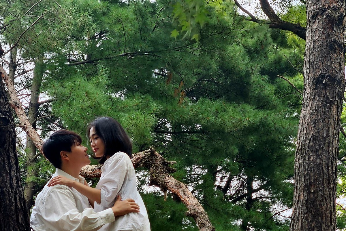 포스터는 아직이지만🥲 포스터 촬영현장 사진 하나 남깁니다.. 여성국극제작소 신작  <네버엔딩 에버그린> 많은 관심 부탁드려요~🌿