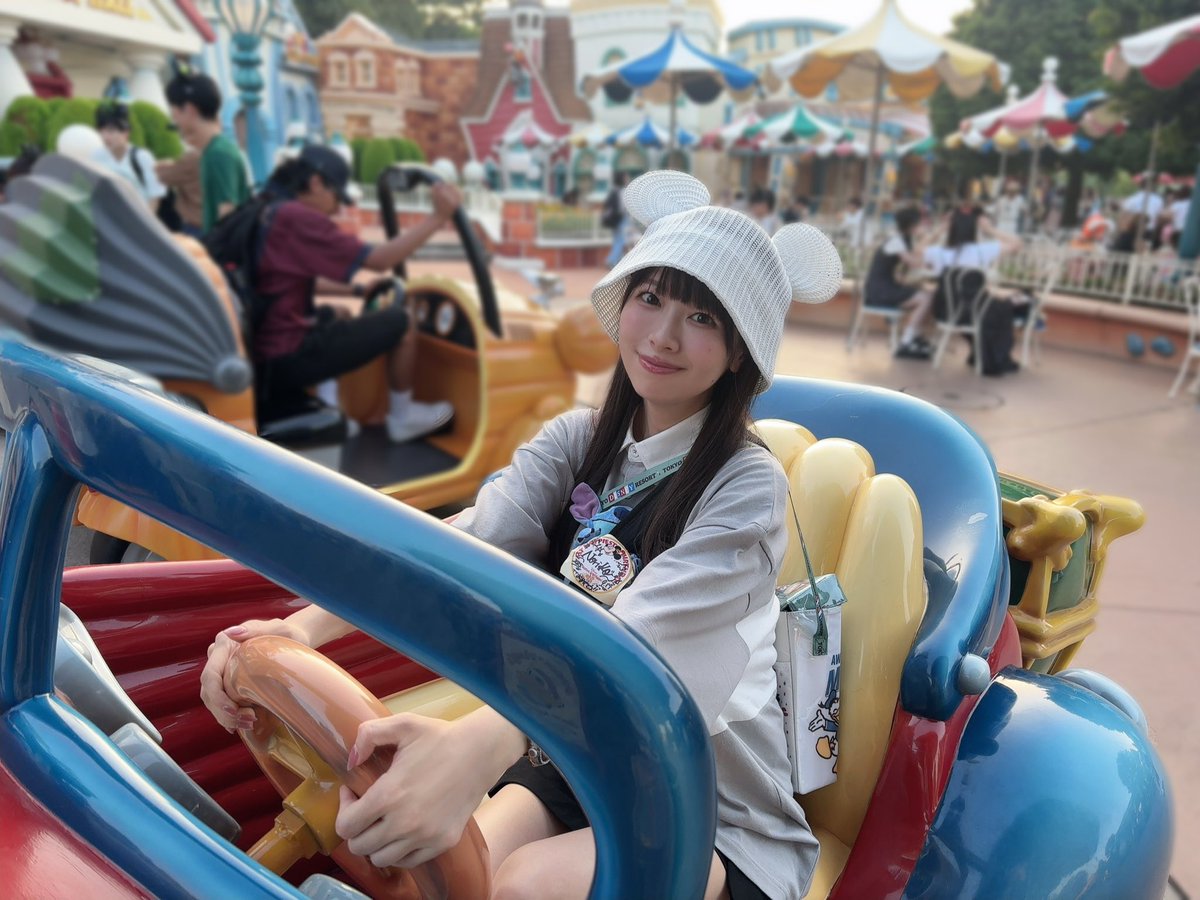 少し前に、安井の咲希ちゃんとディズニーにいきました🐭中学3年生以来のランド！
怖がりすぎて何にも乗れず群れを離れ、シンデレラ城の下で1人ひたすらポップコーンを食べて過ごした記憶を抱えたまま生きてきましたが、今回は無理しないコースを提案してくれて嬉しかったです。
思い出更新されました🫶