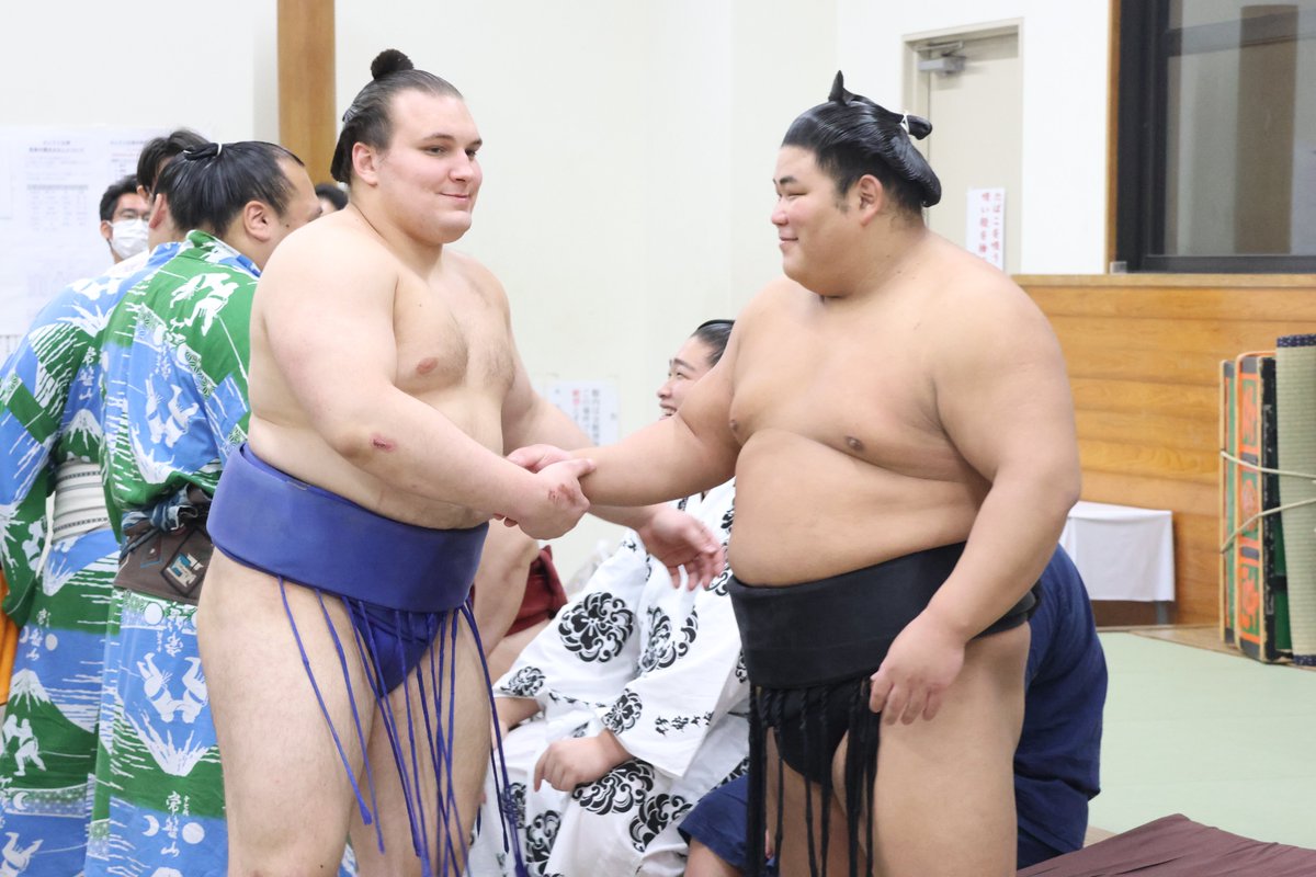 千秋楽の様子＞ 真剣勝負の裏にある、二人の笑顔。三賞受賞。 伊勢ヶ濱