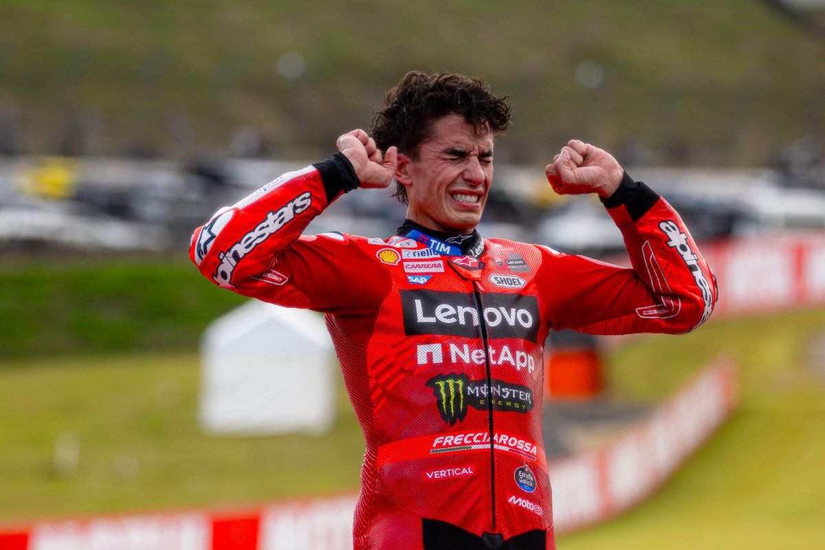 AlessioPiana130's tweet photo. #MotoGP #JapaneseGP #MotoGP_JP 🎌 #MoreThanANumber 9⃣

La completezza dell'umanità verte sul numero 9. Non è affatto casuale come il 9° titolo di Marc Marquez porti a compimento un ciclo lungo un lustro. Passando dall'abisso di Jerez 2020, fino al tornare sulla vetta del mondo. Dopo 4 interventi al braccio destro, ruotato di 34°, ritrovandosi prossimo a smettere di correre.

Perdendo il sorriso per il rimanifestarsi successivamente delle problematiche inerenti la diplopia, senza più la prospettiva di un futuro in questo sport.

Si chiude un percorso, aprendo la strada ad un nuovo inizio. In virtù della saggezza acquisita, veicolando l'attitudine al sacrificio ed alla sofferenza, elementi caratterizzanti di questi 5 anni. Sprofondando nell'abisso tecnico e personale, ritrovando la via della vittoria.

In diverse lingue orientali il 9 si pronuncia analogamente ad "eterno". Questo successo, culminato proprio in una giornata di festa su di un tracciato nel lontano Giappone, in eterno vi resterà, per ciò che rappresenta. In primis, uno dei successi più evocativi del motociclismo.

Dissolvente per tutti i numeri, il 9 è l'ultimo numero delle cifre essenziali che rappresentano il cammino evolutivo dell'uomo. Simbolo della realizzazione, di riuscire a superare dolore e conflitti.

Più di un numero, questo 9° titolo di Marc Marquez. Per la sua storia, per il motociclismo, per lo sport.