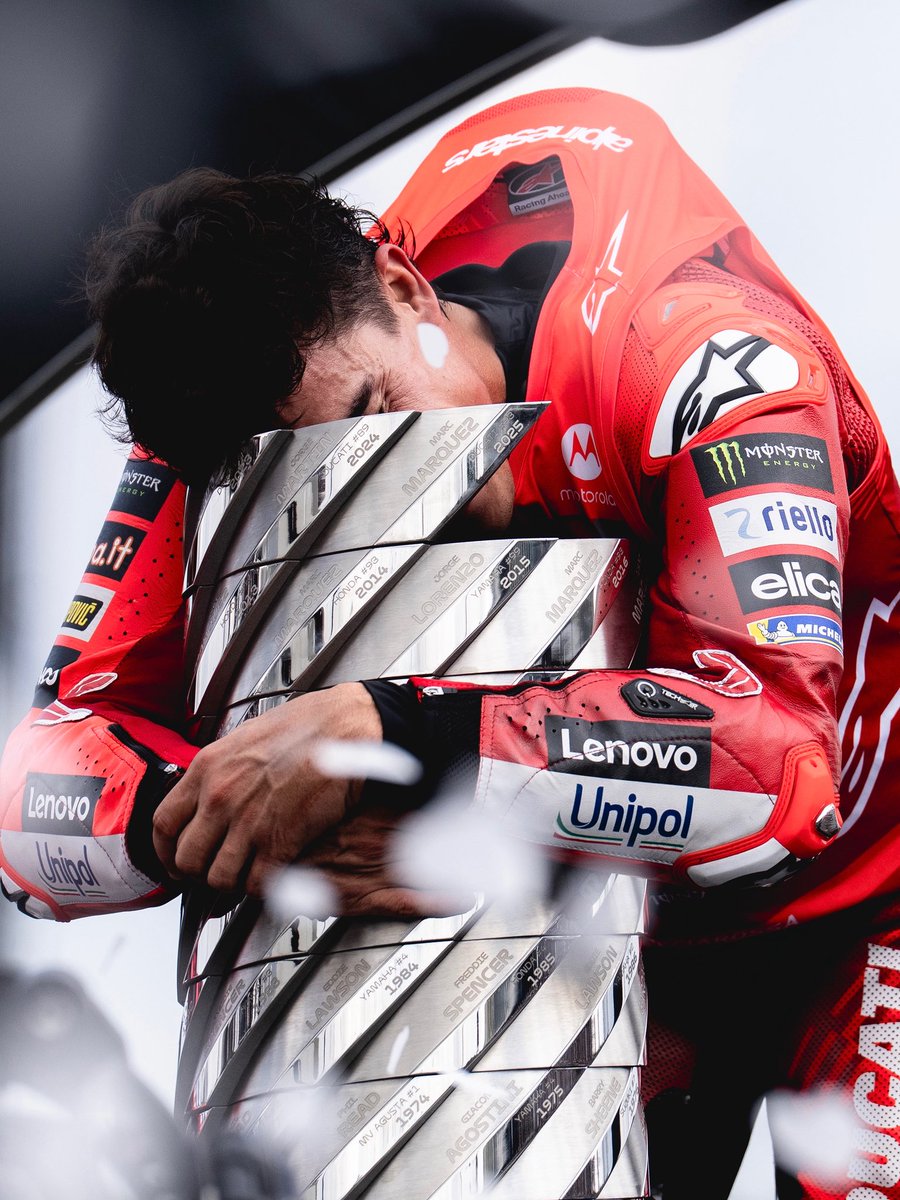 Alka1965's tweet photo. Día grande para el motociclismo español 🇪🇦
Lo ha vuelto a hacer
@marcmarquez93 🙌🏻
#WordChampion2025
9️⃣ 🏆🏆🏆🏆🏆🏆🏆🏆🏆
ENHORABUENA 👏🏻👏🏻👏🏻
@ducaticorse
#motegigp https://t.co/YsKp1Chb3Q