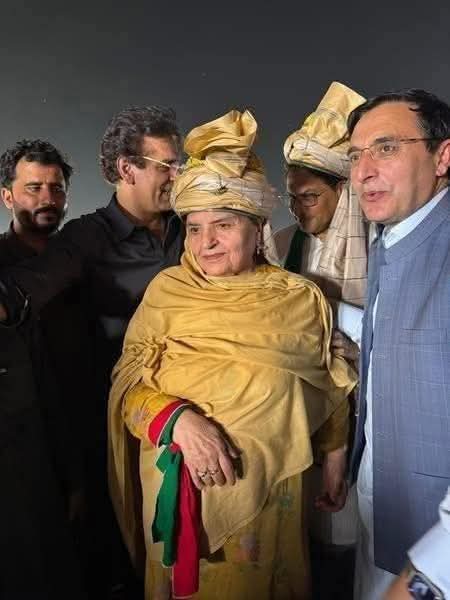 پی ٹی آئی کے بیوقوفوں کو یہ پتہ نہیں کہ پختونوں کی روایتی پگڑی غیرت مند مردوں کو پہنائی جاتی ھے عورتوں کو نہیں