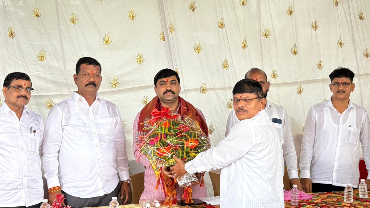 SudhakarGhare's tweet photo. आज (दि.28 सप्टेंबर) कर्जत तालुक्यातील 
मानिवली ग्राम पंचायत मधील मोहिली गावातील जागृत श्र��्धास्थान भवानी माता देवीच्या मंदिरासमोरील  सामाजिक सभागृहाचे भूमिपूजन माझ्या हस्ते झाले. 
याप्रसंगी रायगड जिल्हा प्रमुख प्रवक्ते श्री.भरत भाई भगत, रायगड  जिल्हा उपाध्यक्ष श्री.एकनाथ धुळे, रायगड जिल्हा परिषदेचे माजी समाजकल्याण सभापती श्री. नारायण डामसे साहेब, जेष्ठ नेते श्री.नरेशजी जोशी साहेब, कर्जत खालापूर राष्ट्रवादी काँग्रेस पक्षाचे विधानसभा उपाध्यक्ष श्री.सुधाकर डायरे, कर्जत त��लुका अध्यक्ष श्री.दिपक श्रीखंडे, खांडस कर्जत तालुका उपाध्यक्ष श्री.मंगल ऐनकर, सुधाकर भाऊ घारे युवा मंच चे अध्यक्ष श्री.अक्षय जाधव, माजी सरपंच श्री.रवींद्र झांजे, माजी उपसरपंच श्री. प्रकाश दुर्गे, श्री. महेश म्हसे, श्री.आत्माराम झांजे, श्री. प्रीतम डायरे, श्री. लडकु गवळी, श्री.रामन दुर्गे, श्री.अतुल दुर्गे, श्री.राहुल झांजे, श्री.रामदास दुर्गे, श्री.बाळा दुर्गे, श्री.भालचंद्र निरगुडे, श्री.एकन��थ दुर्गे, श्री.मनोहर दुर्गे, श्री.गणेश दुर्गे, श्री.प्रकाश दुर्गे आदी राष्ट्रवादी काँग्रेस पार्टी चे पदाधिकारी, कार्यकर्ते व महिला भगिनींसह ग्रामस्थ मोठ्या संख्येने उपस्थित होते.

#sudhakarghare 
#bhumipujan