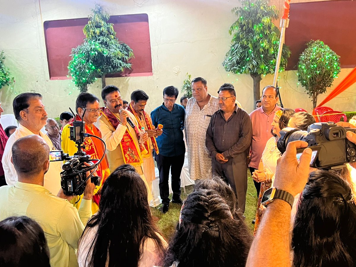 विगत रात्रि "सिंधी समाज द्वारा विराजित मां दुर्गा के दरबार में मां की आराधना की एवं गरबा महोत्सव में सहभागिता कर गरबा प्रेमियों का उत्साहवर्धन किया।"

जय माता दी 🙏🚩

#RajeevKhandelwal
