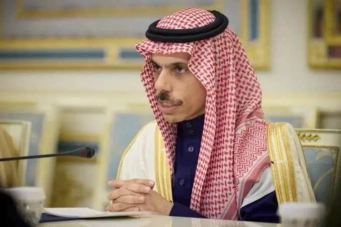 هذا الحصان الي عليه المواثيق 
يا طيب فعله في نهار الفعولي

ان هدّ سدّ وحلّ صمّ المغاليق
 اليا ابتلش كل العرب
بالحلولي
.
.
#محمود_بن_شامان