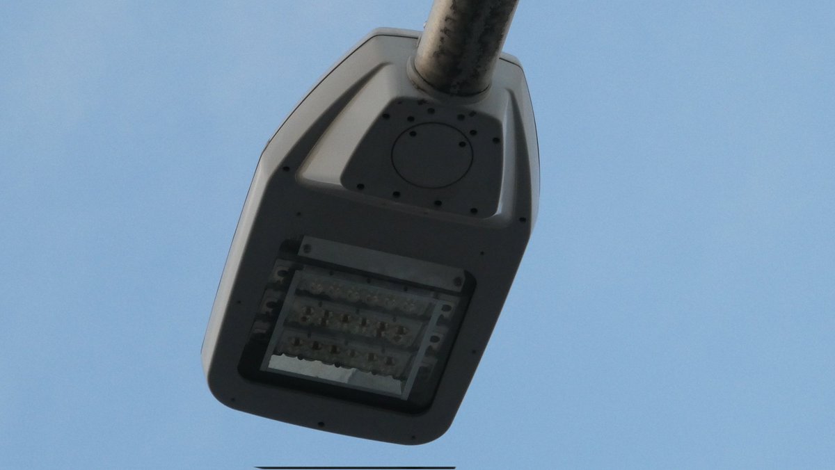FluLa03's tweet photo. 設置から8年経つ、県道のMARUWA製LED道路灯
拡散レンズ？が熱で焦げている… https://t.co/vNk3cLjj7k