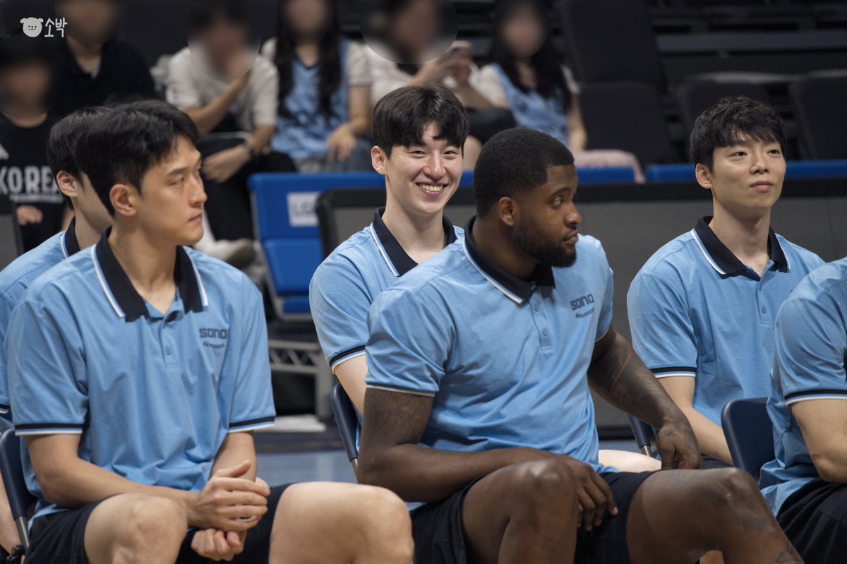 20250927 소노 출정식

다음부턴 가드들 다 1열에 앉혀주세요...

#이정현 #작정현