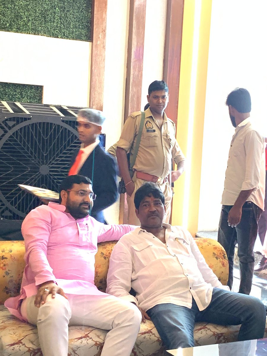 आज आनंद रिजार्ट खलीलाबाद में बस्ती सदर विधानसभा क्षेत्र के अंतर्गत ग्राम पंचायत पकरी नासिर के ग्राम प्रधान श्री Mukteshwar Yadav जी की भतीजी की सगाई समारोह में सम्मिलित हुआ ।

       महेन्द्र नाथ यादव
     विधायक – बस्ती सदर
जिलाध्यक्ष – समाजवादी पार्टी, बस्ती